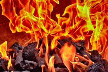 Nằm Mơ Thấy Lửa: Biểu Tượng, Điềm Báo & Giải Mã Con Số May Mắn