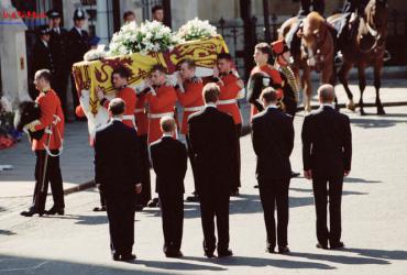 Nghi Lễ Mai Táng Vua: Tìm Hiểu Tập Tục Hoàng Gia Cổ Đại