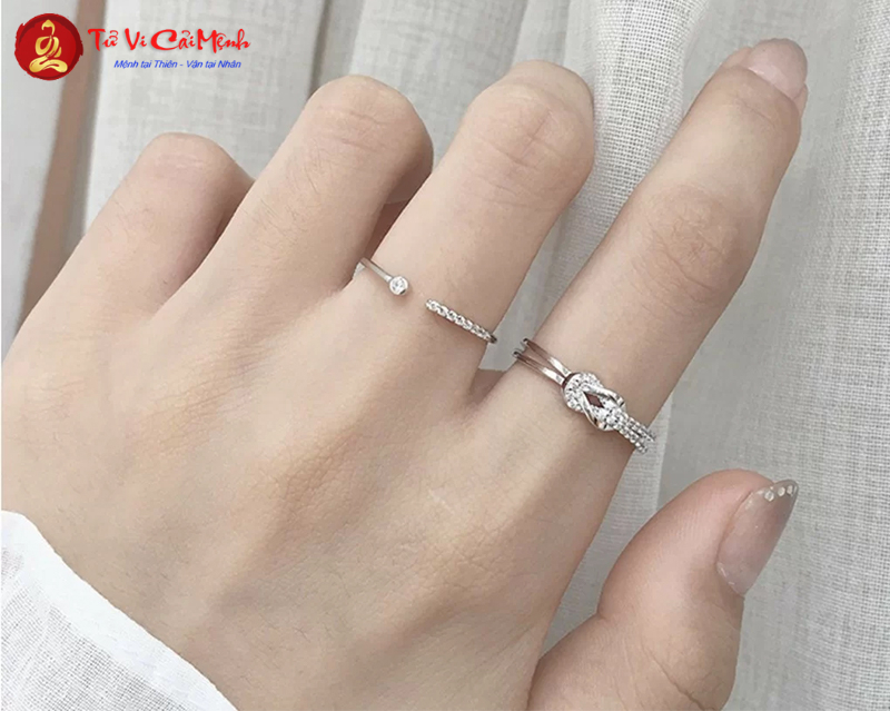 Nhẫn Phong Thủy Nữ: Biểu Tượng Vẻ Đẹp Và Nguồn Năng Lượng