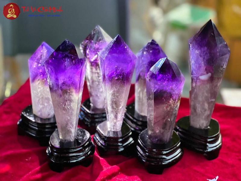 Ý Nghĩa và Tác Dụng của Trụ Thạch Anh Trong Phong Thủy