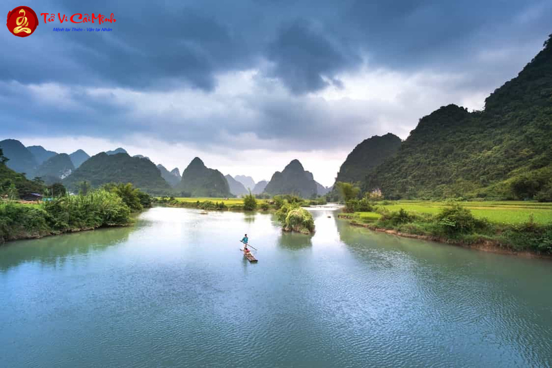 Thủy Hữu Tình Và Thủy Vô Tình: Nghệ Thuật Đọc Dòng Chảy Trong Phong Thủy