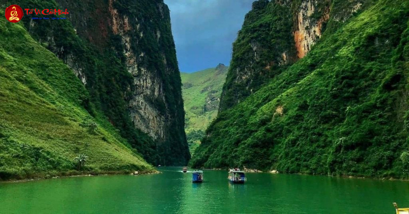 Thủy Hữu Tình Và Thủy Vô Tình: Nghệ Thuật Đọc Dòng Chảy Trong Phong Thủy