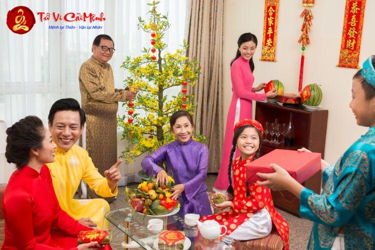 Tuổi Xông Đất Cho Gia Chủ Sinh Năm 2002 (Nhâm Ngọ): Hướng Dẫn Chọn Người Xông Hợp Mệnh Dương Liễu Mộc